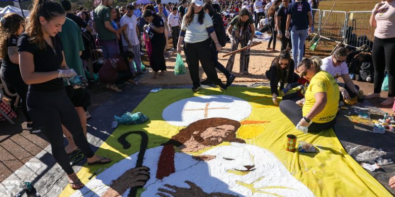Brasília, DF 04/06/2026 -  Cerca de 600 pessoas trabalham na  montagem de tapete no gramado da Esplanada dos Ministérios para celebração de  Corpus Christi Foto: Fabio Rodrigues-Pozzebom/ Agência Brasil