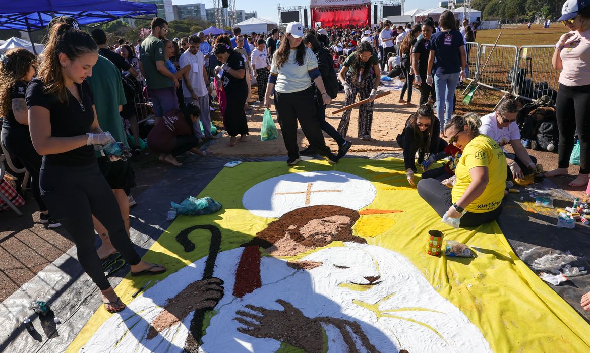 Brasília, DF 04/06/2026 -  Cerca de 600 pessoas trabalham na  montagem de tapete no gramado da Esplanada dos Ministérios para celebração de  Corpus Christi Foto: Fabio Rodrigues-Pozzebom/ Agência Brasil