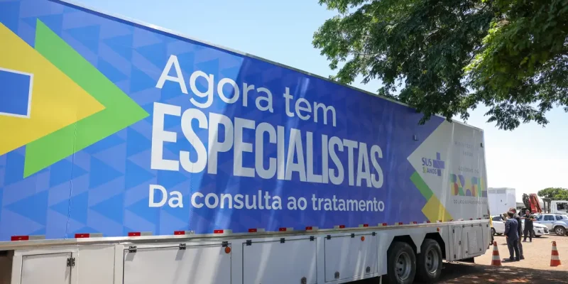 Brasília (DF) 23/10/2025 - Carreta de saúde da mulher do programa Agora Tem Especialistas no estacionamento do Hospital Regional de Ceilândia, cidade satélite de Brasília Foto: Fabio Rodrigues-Pozzebom/ Agência Brasil