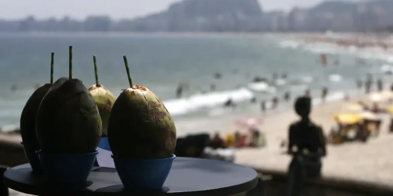 Em dia de forte calor cariocas se refrescam na praia de Copacabana.