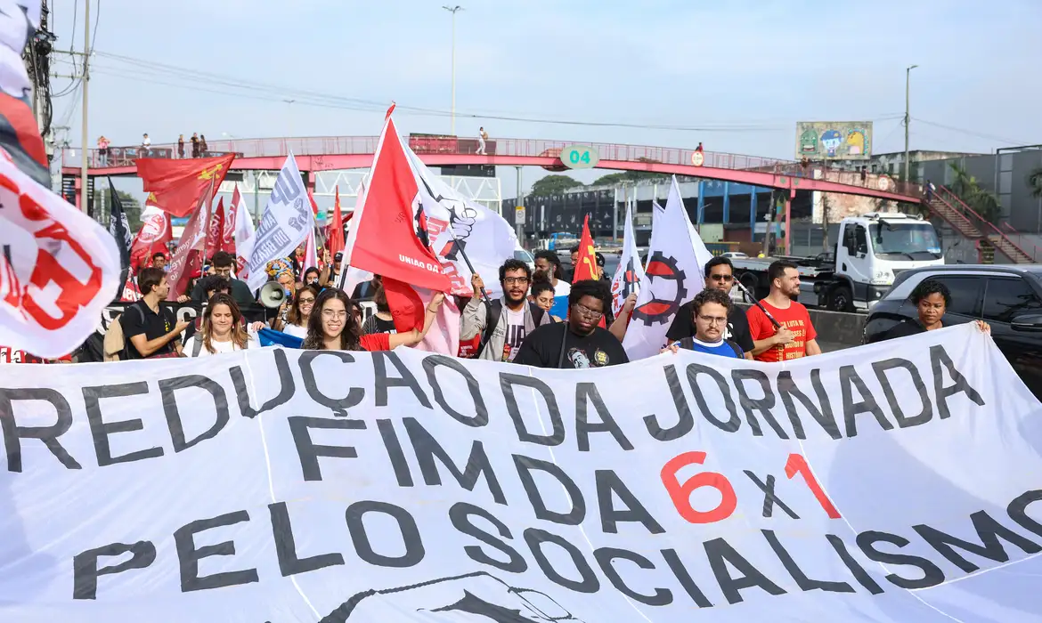 Rio de Janeiro (RJ), 30/06/2026 – Manifestantes participam de ato pelo fim da escala 6x1 e caminham pela Avenida Brasil, na Zona Norte do Rio de Janeiro. Foto: Tomaz Silva/Agência Brasil