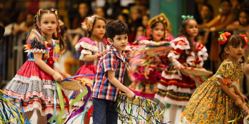 Campina Grande (PB), 15/06/2025 – Quadrilha infantil se apresenta na festa de São João, no Parque do Povo, em Campina Grande. Tomaz Silva/Agência Brasil