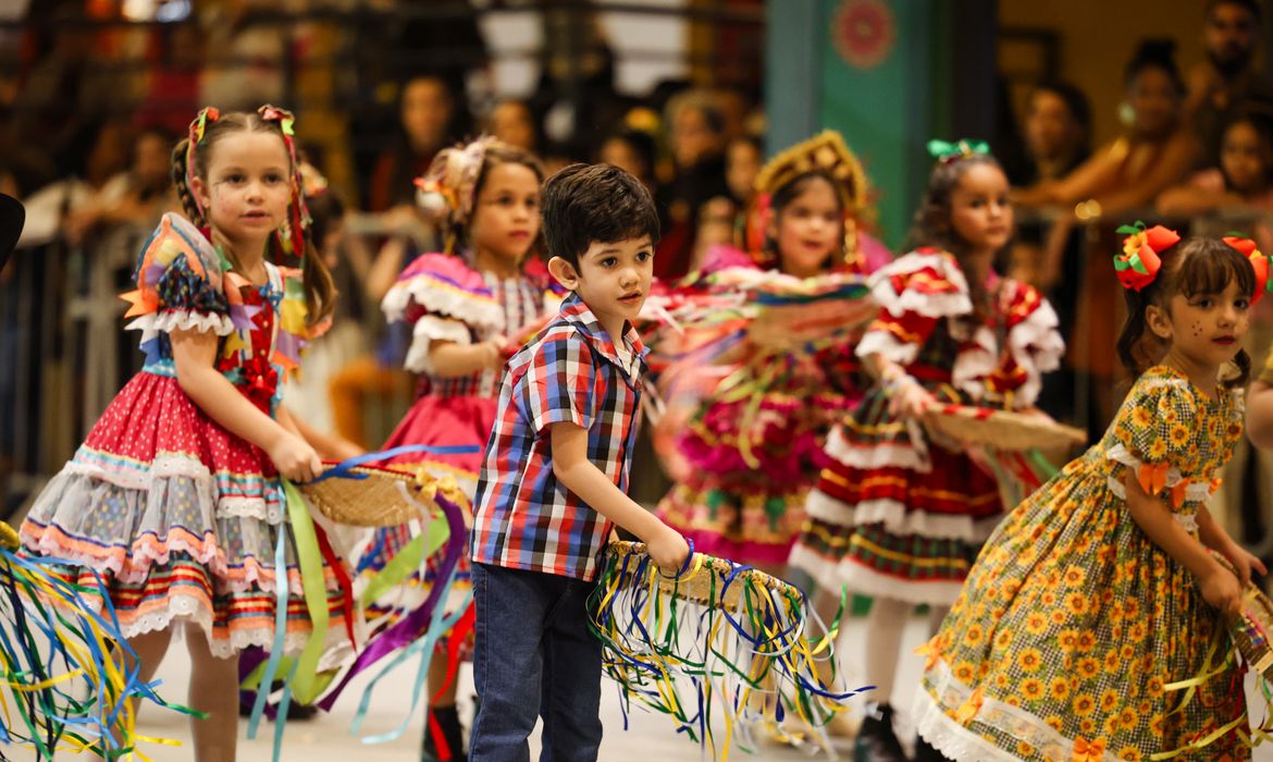 Campina Grande (PB), 15/06/2025 – Quadrilha infantil se apresenta na festa de São João, no Parque do Povo, em Campina Grande. Tomaz Silva/Agência Brasil