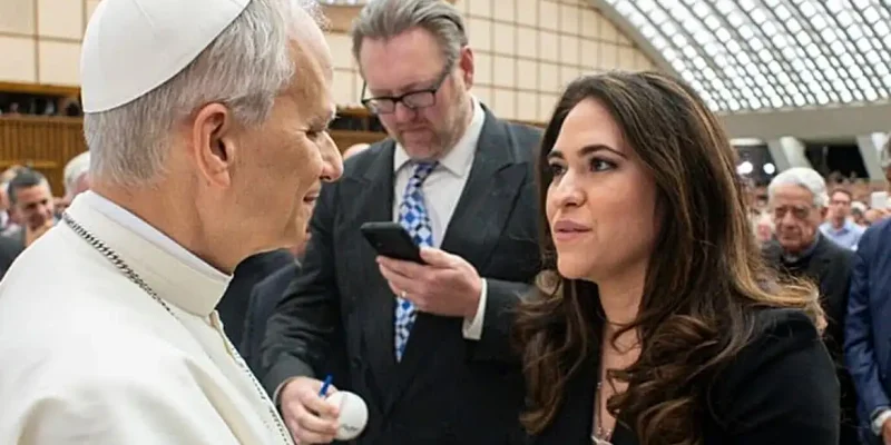 02/06/2026 - O Papa Leão XIV nomeou nesta terça-feira (2) a executiva da mídia mexicana María Montserrat Alvarado para comandar o poderoso departamento de Comunicação do Vaticano, a primeira mulher não religiosa a ocupar uma carga na Cúria Romana. Foto: Vatican Media/Divulgação