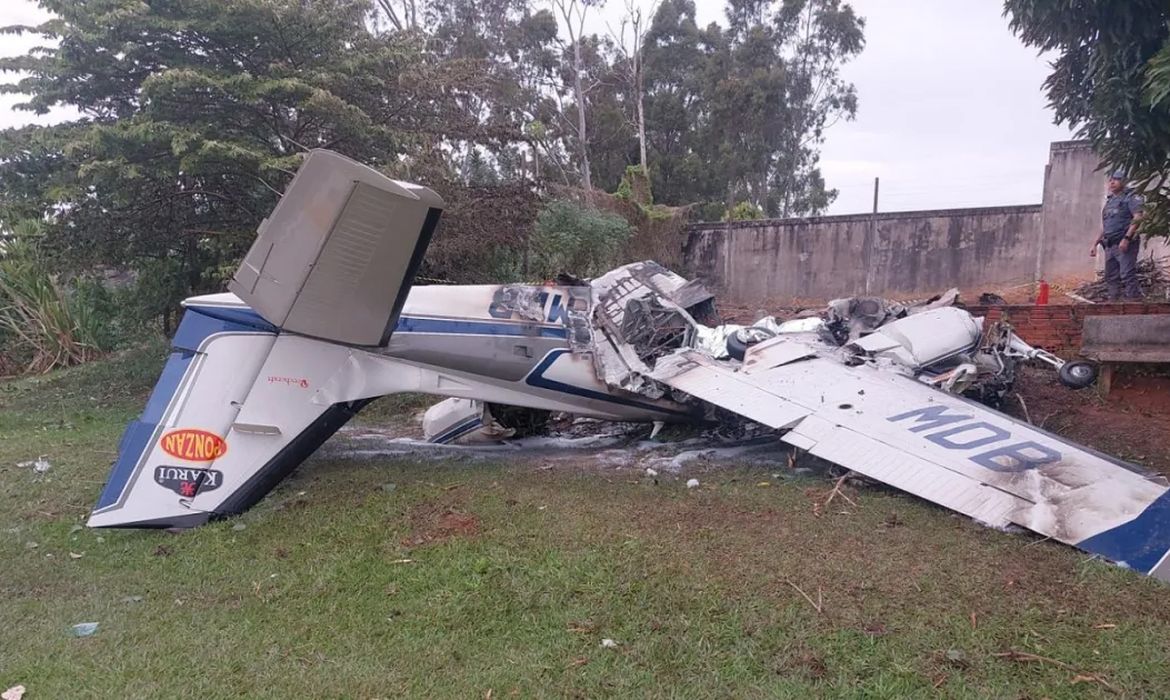 Marília (SP), 10/06/2026 - A aeronave bimotor de sigla PT-MDB caiu logo após a decolagem. O acidente com o avião deixou pelo menos duas pessoas mortas e uma em estado grave. Foto: Defesa Civil/Divulgação