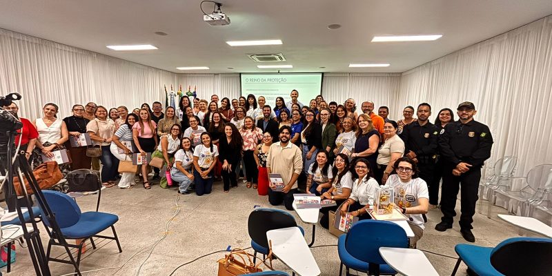 grupo de pessoas em pé no auditorio