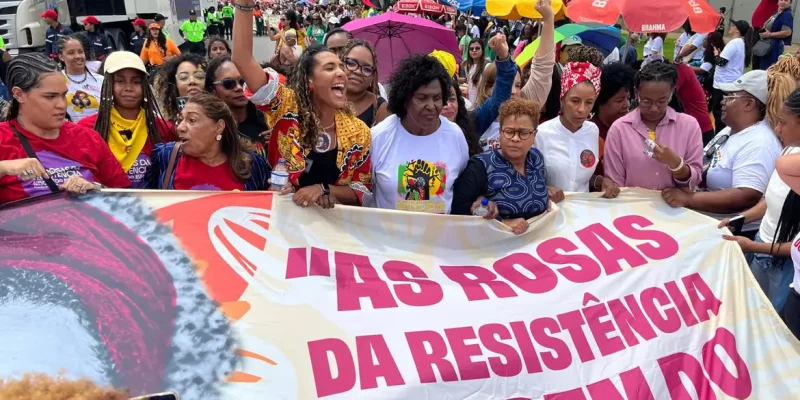 Brasília (DF), 25/11/2025 – Ministra da Igualdade Racial, Anielle Franco, ao lado da deputada Benedita da Silva, participa da Marcha de Mulheres Negras 2025. Foto: Leticia de Maceno/Instituto Marielle Franco
