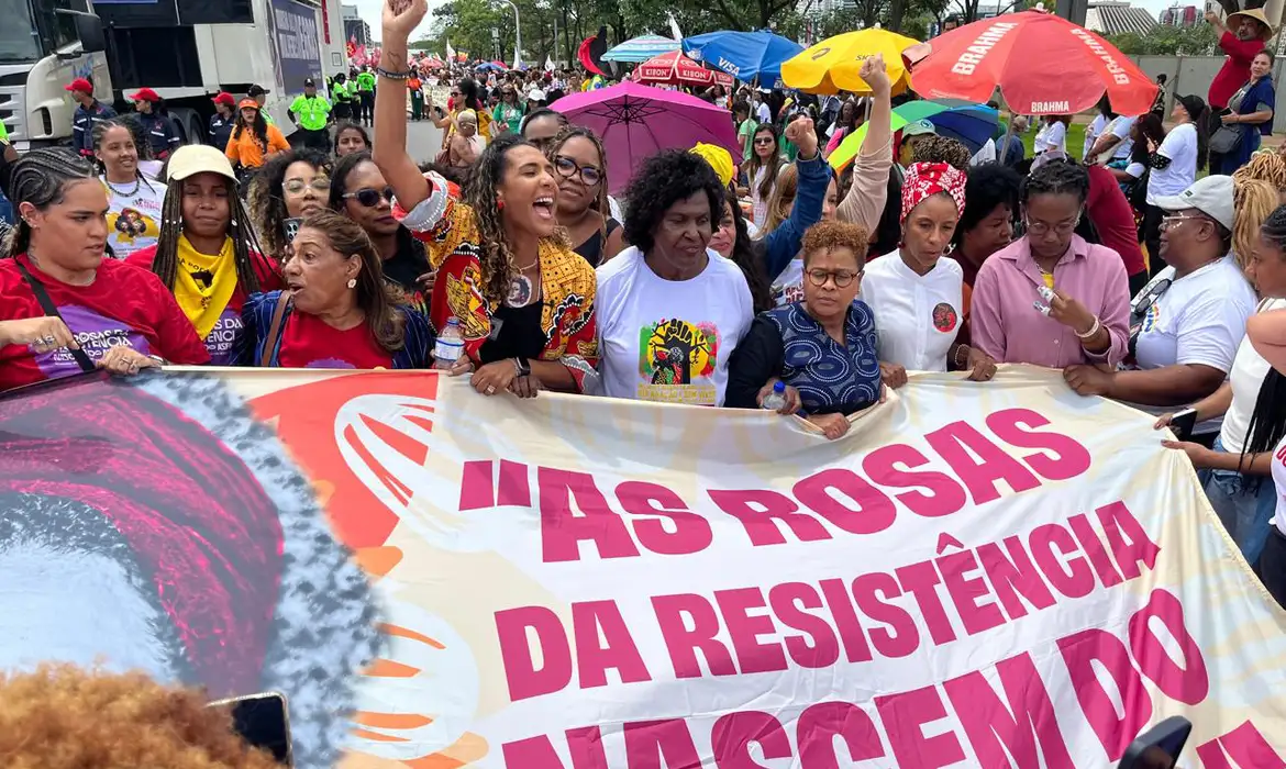 Brasília (DF), 25/11/2025 – Ministra da Igualdade Racial, Anielle Franco, ao lado da deputada Benedita da Silva, participa da Marcha de Mulheres Negras 2025. Foto: Leticia de Maceno/Instituto Marielle Franco