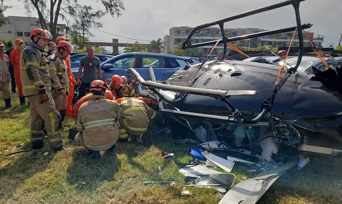 Rio d Janeiro (RJ), 14/06/2026 - Carros queimados atingidos após queda de helicóptero. Foto: CBMRJ/Divulgação