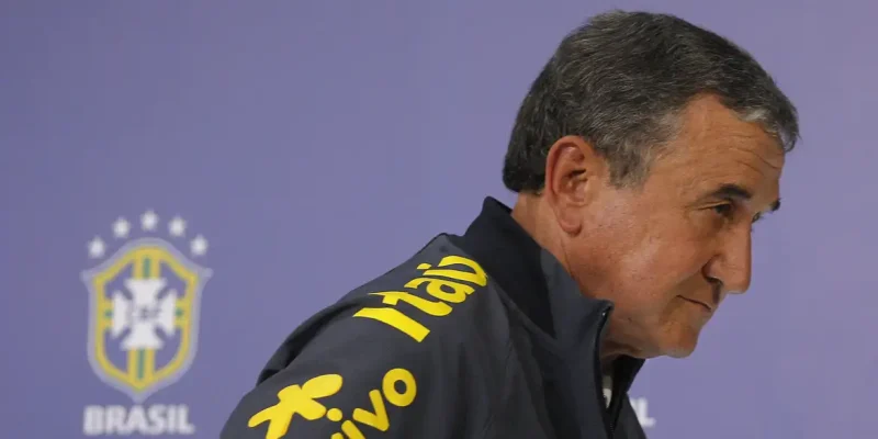 Carlos Alberto Parreira participa de entrevista na Granja Comary (Leo Correa/AP/Direitos Reservados)