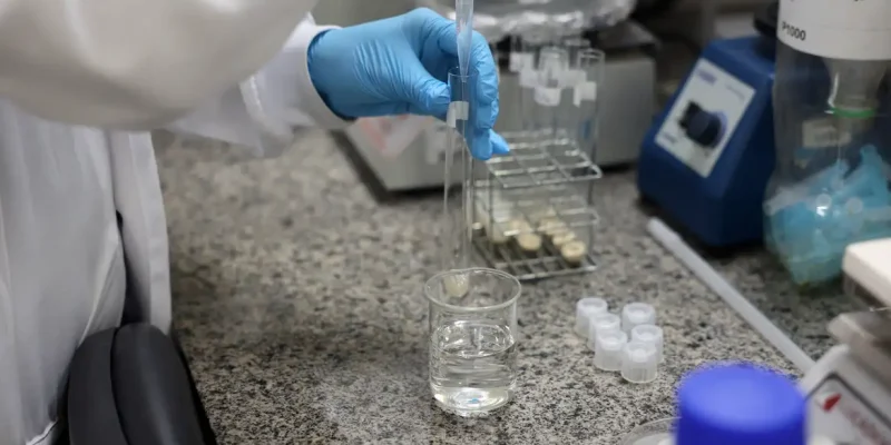 Brasília (DF), 26/05/2026 - O laboratório de nanotecnologia da Embrapa produz em caráter experimental substitutos veganos de carne vermelha, salmão e lula por meio de uma impressora carregada de massa feita do extrato de sementes. Foto: Valter Campanato/Agência Brasil