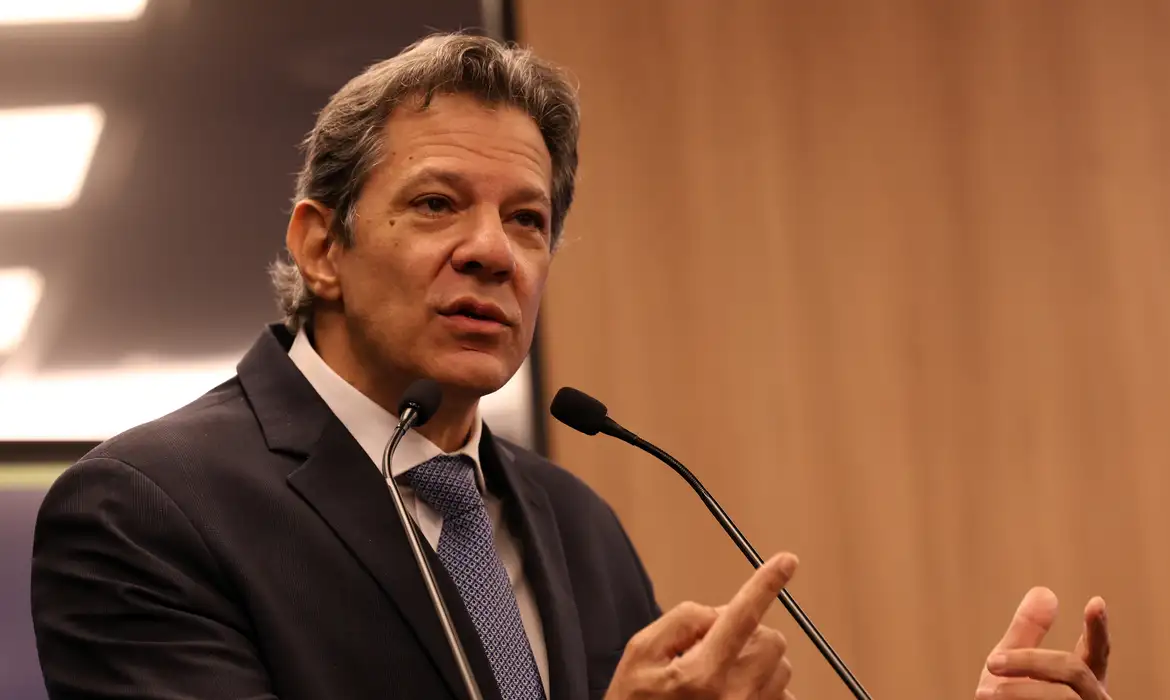 Brasília (DF), 28/08/2025 - O ministro da Fazenda, Fernando Haddad, durante entrevista coletiva para detalhar duas operações da Polícia Federal para combater a atuação do crime organizado no setor de combustíveis. Foto: José Cruz/Agência Brasil