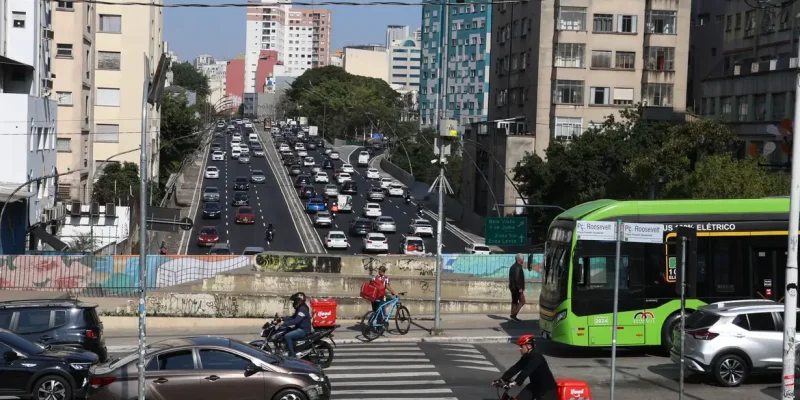 São Paulo (SP), 23/07/2025 - Movimento de ônibus, carros e motos no trânsito da rua Augusta, em Bela Vista. Foto: Rovena Rosa/Agência Brasil