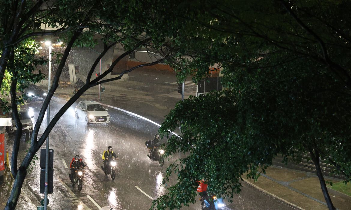 São Paulo (SP), 09/12/2025 - Chegada de frente fria causa chuva na capital paulista. Foto: Rovena Rosa/Agência Brasil