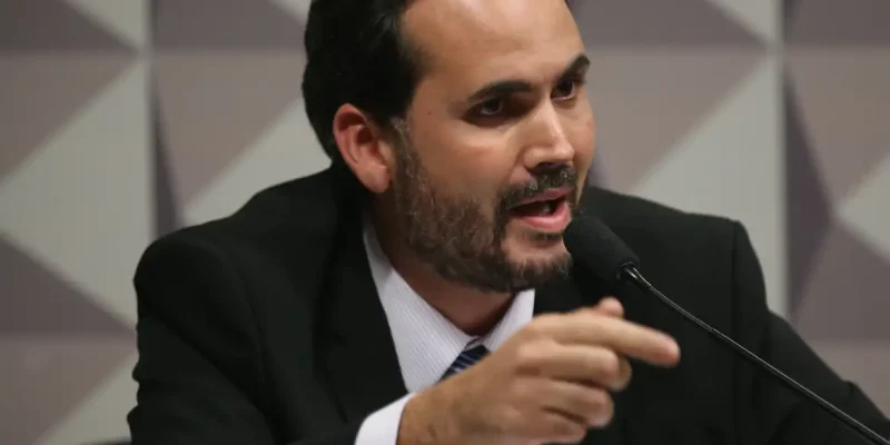 Brasília - O ex-secretário executivo adjunto da Casa Civil Bruno Moretti fala na Comissão do Impeachment (Fabio Rodrigues Pozzebom/Agência Brasil)