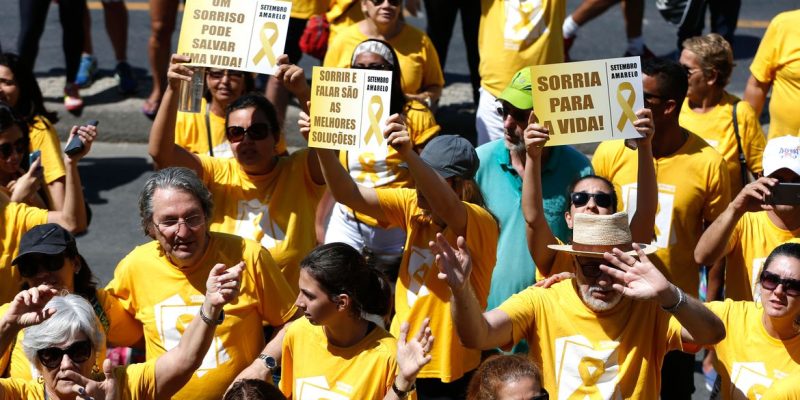Rio de Janeiro - Ato na orla de Copacabana marca o Dia Mundial de Prevenção ao Suicídio. O evento faz parte da campanha Setembro Amarelo, que pretende informar para prevenir e estimular as pessoas a buscarem ajuda psiquiátrica ( Tânia Rêgo/Agência Brasil)