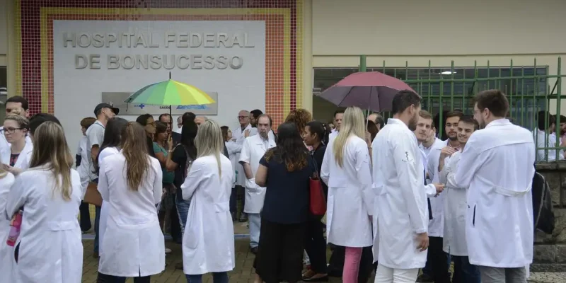 Rio de Janeiro - O Conselho Regional de Medicina do Estado do Rio de Janeiro (Cremerj)  faz coletiva de imprensa, na porta do Hospital Federal de Bonsucesso (Tânia Rêgo/Agência Brasil)