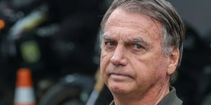 Brasília (DF) 14/09/2025 O ex-presidente Jair Bolsonaro, acompanhado de seu filho, Jair Renan, deixa hospital sob forte esquema de segurança, após passar por procedimentos.  Foto: Fabio Rodrigues-Pozzebom/ Agência Brasil