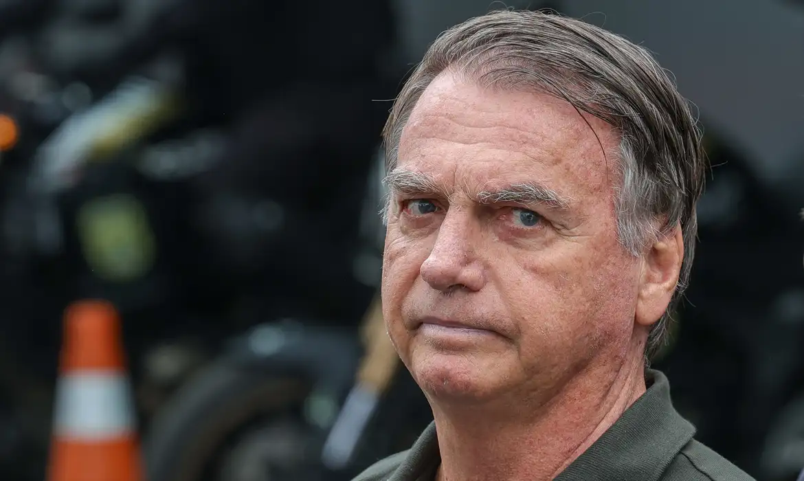 Brasília (DF) 14/09/2025 O ex-presidente Jair Bolsonaro, acompanhado de seu filho, Jair Renan, deixa hospital sob forte esquema de segurança, após passar por procedimentos.  Foto: Fabio Rodrigues-Pozzebom/ Agência Brasil