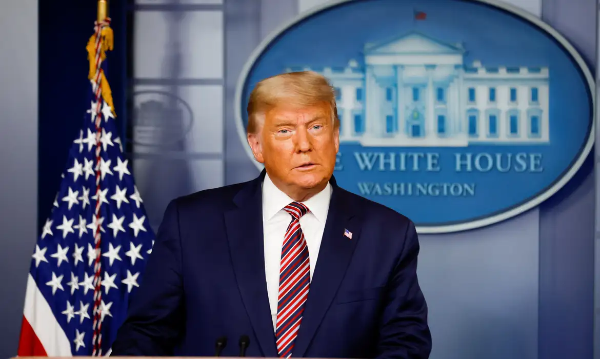 O presidente dos Estados Unidos, Trump, fala a repórteres sobre a eleição presidencial de 2020 na Casa Branca em Washington