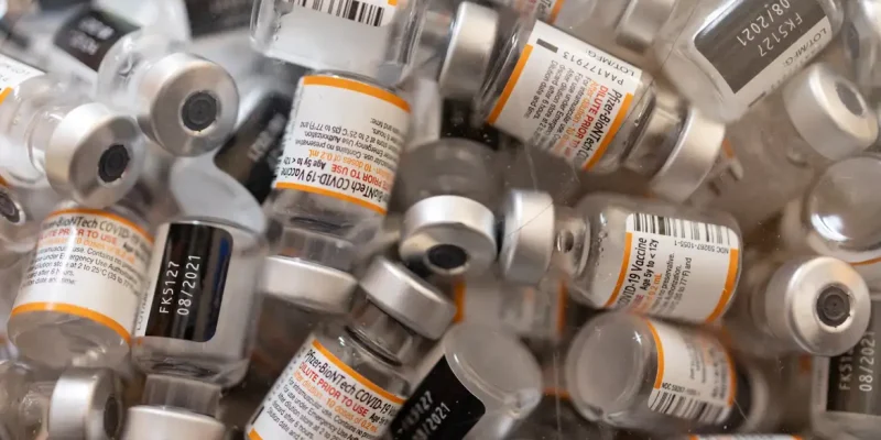Frascos vazios da vacina Pfizer/BioNTech contra a Covid-19 em farmácia em Schwenksville, no Estado norte-americano da Pensilvânia