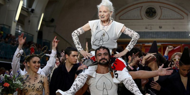 A estilista Vivienne Westwood é carregada após desfilar na London Fashion Week Men em 2017