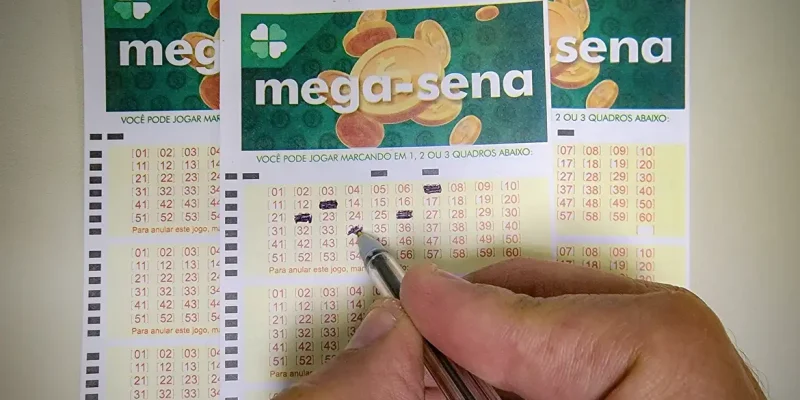 22/06/2023 - Brasília - Mega-Sena, concurso da  Mega-Sena, jogos da  Mega-Sena, loteria da  Mega-Sena. -  Volantes da Mega Sena sendo preenchidos para apostas em casas lotéricas da Caixa. Foto: Rafa Neddermeyer/Agência Brasil/Arquivo