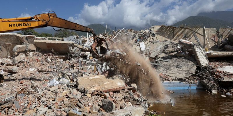 A heavy machinery operates to clear debris at the site of a collapsed building in the aftermath of the June 24 earthquakes in La Guaira, Venezuela, July 1, 2026. REUTERS/Ricardo Arduengo