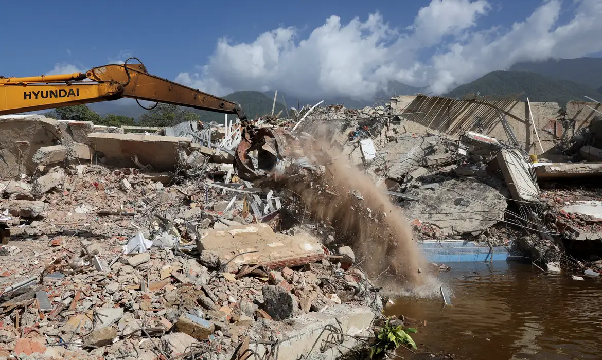 A heavy machinery operates to clear debris at the site of a collapsed building in the aftermath of the June 24 earthquakes in La Guaira, Venezuela, July 1, 2026. REUTERS/Ricardo Arduengo