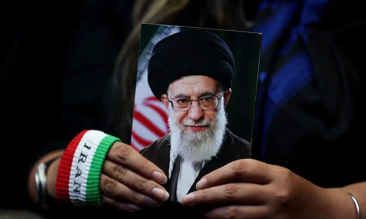 Foto do falecido líder supremo iraniano, aiatolá Ali Khamenei, em Teerã
 29 de maio de 2026   Majid Asgaripour/WANA via REUTERS