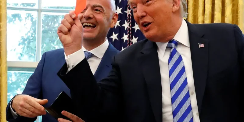 O presidente dos EUA, Donald Trump, exibe um cartão vermelho durante encontro com o presidente da FIFA, Gianni Infantino, no Salão Oval da Casa Branca
28 de agosto de 2018. REUTERS/Leah Millis/Foto de arquivo