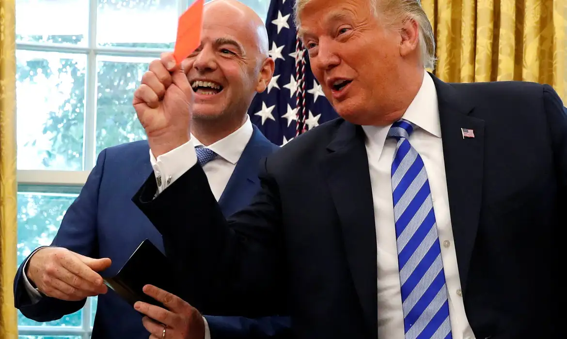 O presidente dos EUA, Donald Trump, exibe um cartão vermelho durante encontro com o presidente da FIFA, Gianni Infantino, no Salão Oval da Casa Branca
28 de agosto de 2018. REUTERS/Leah Millis/Foto de arquivo