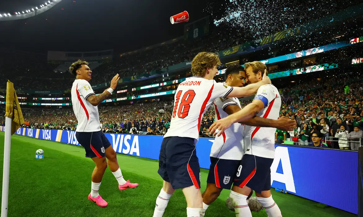 Soccer Football - FIFA World Cup 2026 - Round of 16 - Mexico v England - Estadio Azteca, Mexico City, Mexico - July 5, 2026 England's Harry Kane celebrates scoring their third goal with teammates REUTERS/Daniel Becerril     TPX IMAGES OF THE DAY