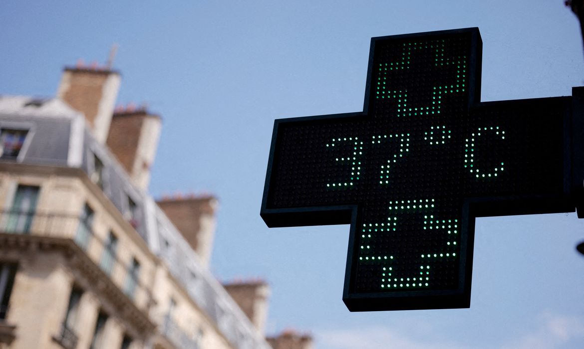 Placa de farmácia indica temperatura de 37 graus Celsius em Paris em meio a onda de calor na França
19 de junho de 2026 REUTERS/Alice Sacco