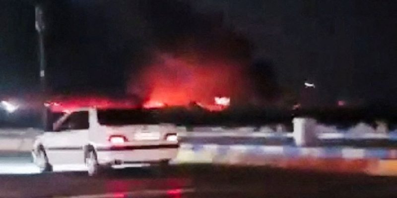 Incêndio após uma explosão, em meio a relatos de explosões divulgados pela mídia estatal iraniana, em Bandar Abbas, na província de Hormozgan, no Irã, nesta captura de tela obtida de um vídeo publicado nas redes sociais em 8 de julho de 2026
Redes sociais/via REUTERS