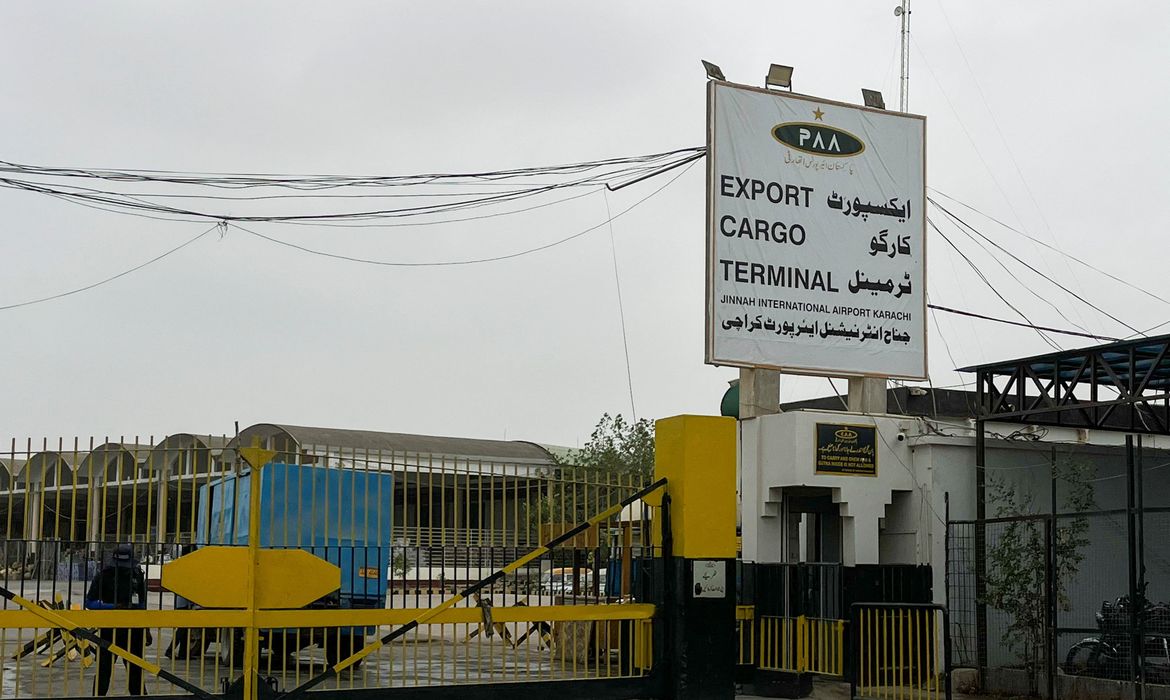 Pakistan - 08/07/2026 - The Cargo Complex entrance at Jinnah International Airport, following reports of a missing cargo plane, in Karachi, Pakistan, July 8, 2026. Picture is taken with a mobile phone. REUTERS/Akhtar Soomro. Proibida reprodução