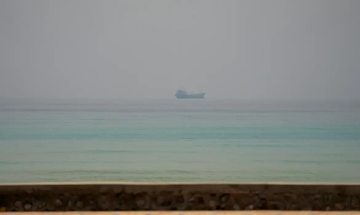 MUSANDAM - 11/07/2026 - Uma Embarcação no Estreito de Ormuz, vista de Musandam, Omã. REUTERS/Stringer/Proibida Reprodução