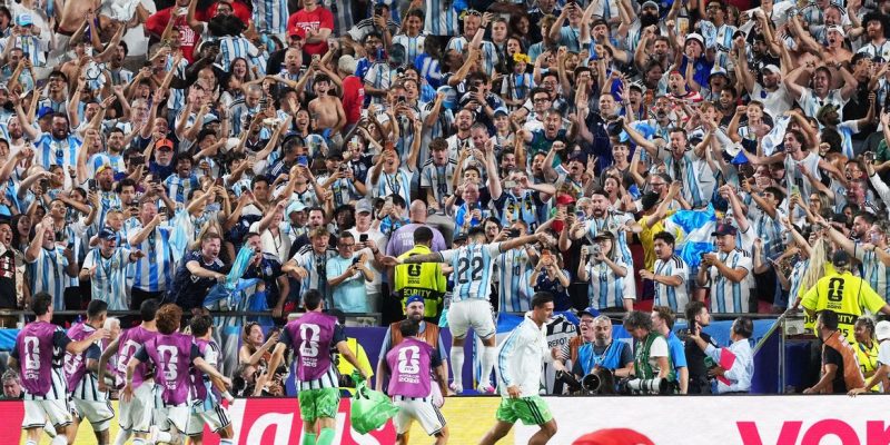Soccer Football - FIFA World Cup 2026 - Quarter Final - Argentina v Switzerland - Kansas City Stadium, Kansas City, Missouri, U.S. - July 11, 2026 Argentina's Lautaro Martinez jumps into the stands after he scored their third goal IMAGN IMAGES via Reuters/Jay Biggerstaff/Proibida Reprodução