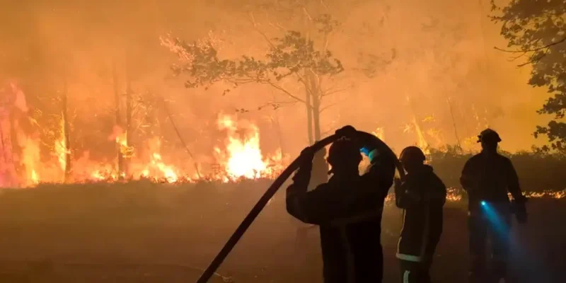Bombeiros correm para conter incêndios florestais que ocorrem no sudoeste da França. Foto: Frame/ Reuters/ Proibido reprodução