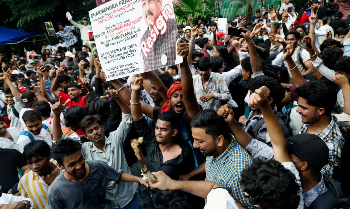 Supporters of India's Cockroach Janta Party (CJP) celebrate after India's Education Minister Dharmendra Pradhan resigned following days of protests demanding his resignation over National Eligibility cum Entrance Test (NEET) examination paper leaks, in New Delhi, India, July 25, 2026. REUTERS/Adnan Abidi/Proibida Reprodução