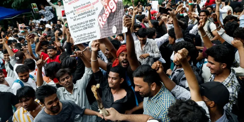 Supporters of India's Cockroach Janta Party (CJP) celebrate after India's Education Minister Dharmendra Pradhan resigned following days of protests demanding his resignation over National Eligibility cum Entrance Test (NEET) examination paper leaks, in New Delhi, India, July 25, 2026. REUTERS/Adnan Abidi/Proibida Reprodução