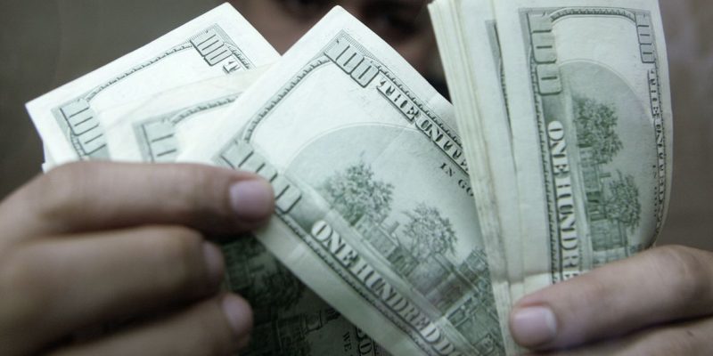 Funcionário de casa de câmbio verifica notas de dólar em Manila
7 de agosto de 2009
REUTERS/Cheryl Ravelo