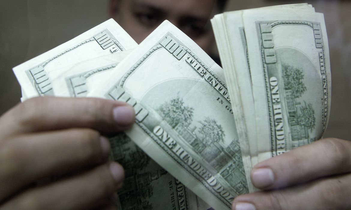 Funcionário de casa de câmbio verifica notas de dólar em Manila
7 de agosto de 2009
REUTERS/Cheryl Ravelo