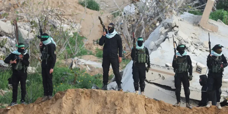 Militantes palestinos do Hamas montam guarda no dia em que o Hamas entrega os reféns falecidos, sequestrados durante o ataque mortal de 7 de outubro de 2023, à Cruz Vermelha, como parte de um acordo de cessar-fogo e troca de reféns e prisioneiros entre o Hamas e Israel, em Khan Younis, no sul da Faixa de Gaza, em 20 de fevereiro de 2025
REUTERS/Ramadan Abed