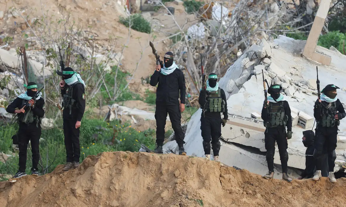 Militantes palestinos do Hamas montam guarda no dia em que o Hamas entrega os reféns falecidos, sequestrados durante o ataque mortal de 7 de outubro de 2023, à Cruz Vermelha, como parte de um acordo de cessar-fogo e troca de reféns e prisioneiros entre o Hamas e Israel, em Khan Younis, no sul da Faixa de Gaza, em 20 de fevereiro de 2025
REUTERS/Ramadan Abed