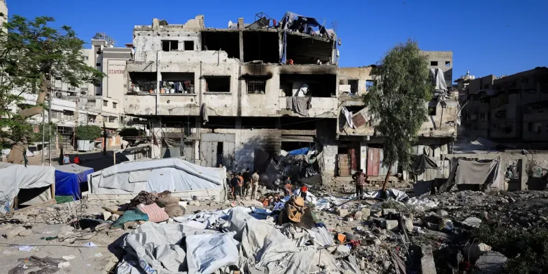 Palestinos inspecionam os danos no local de um ataque israelense na cidade de Gaza
28 de maio de 2026 REUTERS/Dawoud Abu Alkas