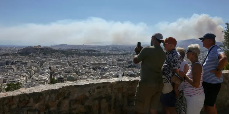 Fumaça envolve partes da capital da Grécia enquanto incêndio florestal se alasta nas proximidades de Atenas
31 de julho de 2026 REUTERS/Louiza Vradi