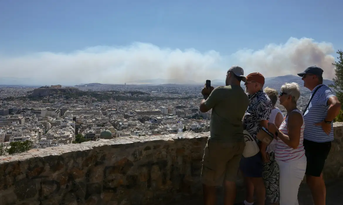 Fumaça envolve partes da capital da Grécia enquanto incêndio florestal se alasta nas proximidades de Atenas
31 de julho de 2026 REUTERS/Louiza Vradi