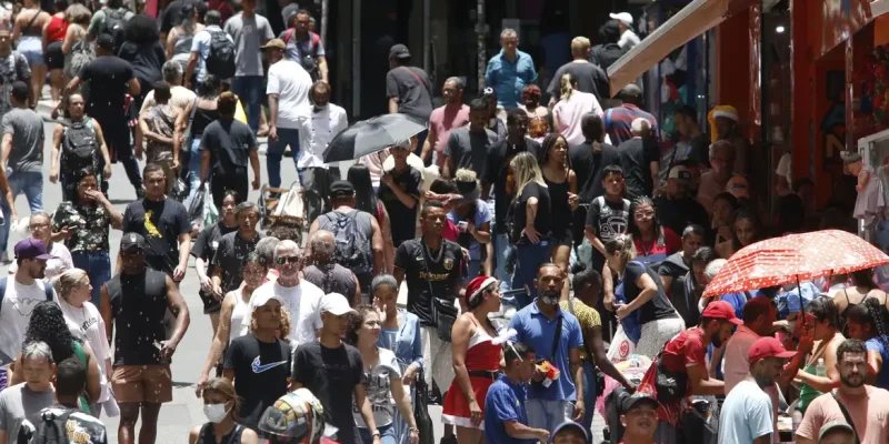 São Paulo (SP), 20/12/2024 - Movimento na Ladeira Porto Geral e rua 25 de Março  antes do Natal. Foto: Paulo Pinto/Agência Brasil