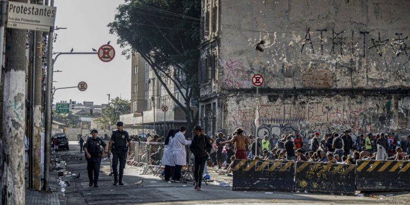 São Paulo (SP) - 26/12/2024 - 100 fotos melhores de 2024, retrospectiva - Foto feita em 24/06/2024 - Prefeitura e governo instalam grades na Cracolândia e delimitam espaço de usuários de drogas. Gradil foi colocado na Rua dos Protestantes na terça-feira (18). Um dos objetivos das gestões é liberar parte da via para o trânsito de carros de segurança e de saúde.
Foto: Paulo Pinto/Agência Brasil